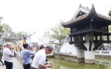 Đầu xuân chiêm bái chùa Một Cột